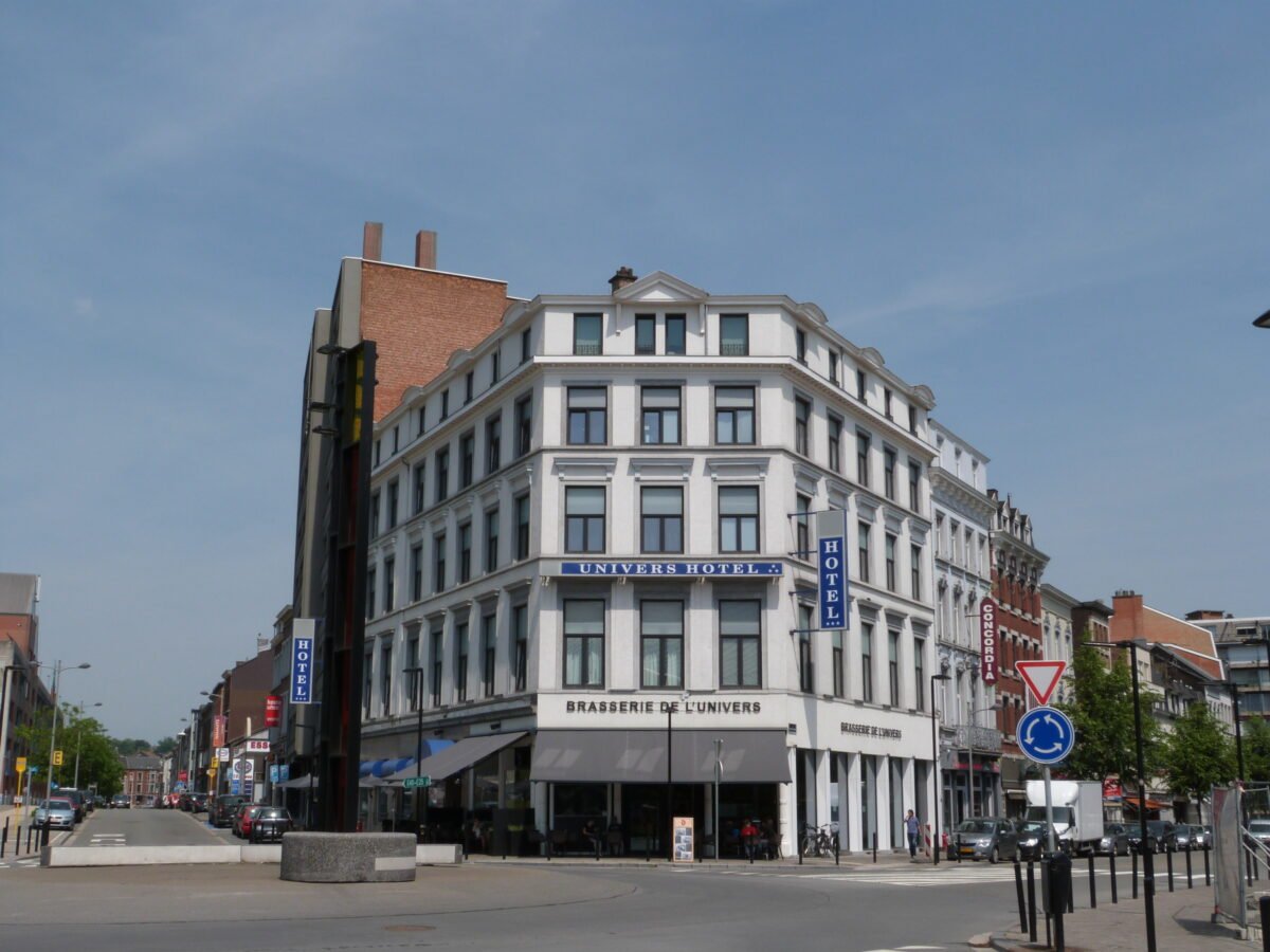 Façade de l'Hôtel de l'Univers à Liège, face à la gare des Guillemins